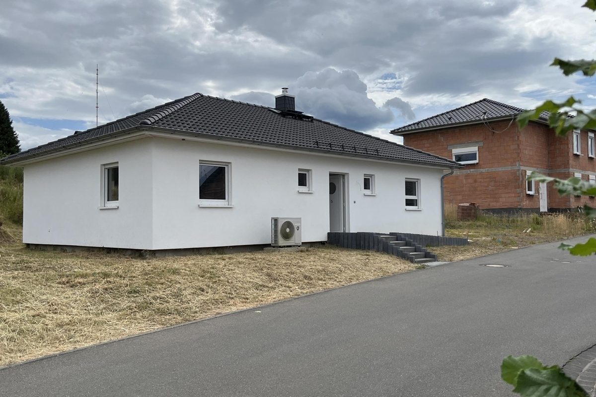 Volksbank Trier Eifel Immobilien GmbH - Immobilienangebot - Kirchweiler - Alle - Neubau-Erstbezug in Kirchweiler: Moderner Bungalow mit Wohlfühlcharakter
