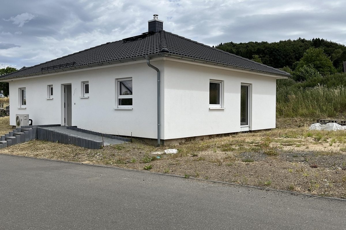 Volksbank Trier Eifel Immobilien GmbH - Immobilienangebot - Kirchweiler - Alle - Neubau-Erstbezug in Kirchweiler: Moderner Bungalow mit Wohlfühlcharakter