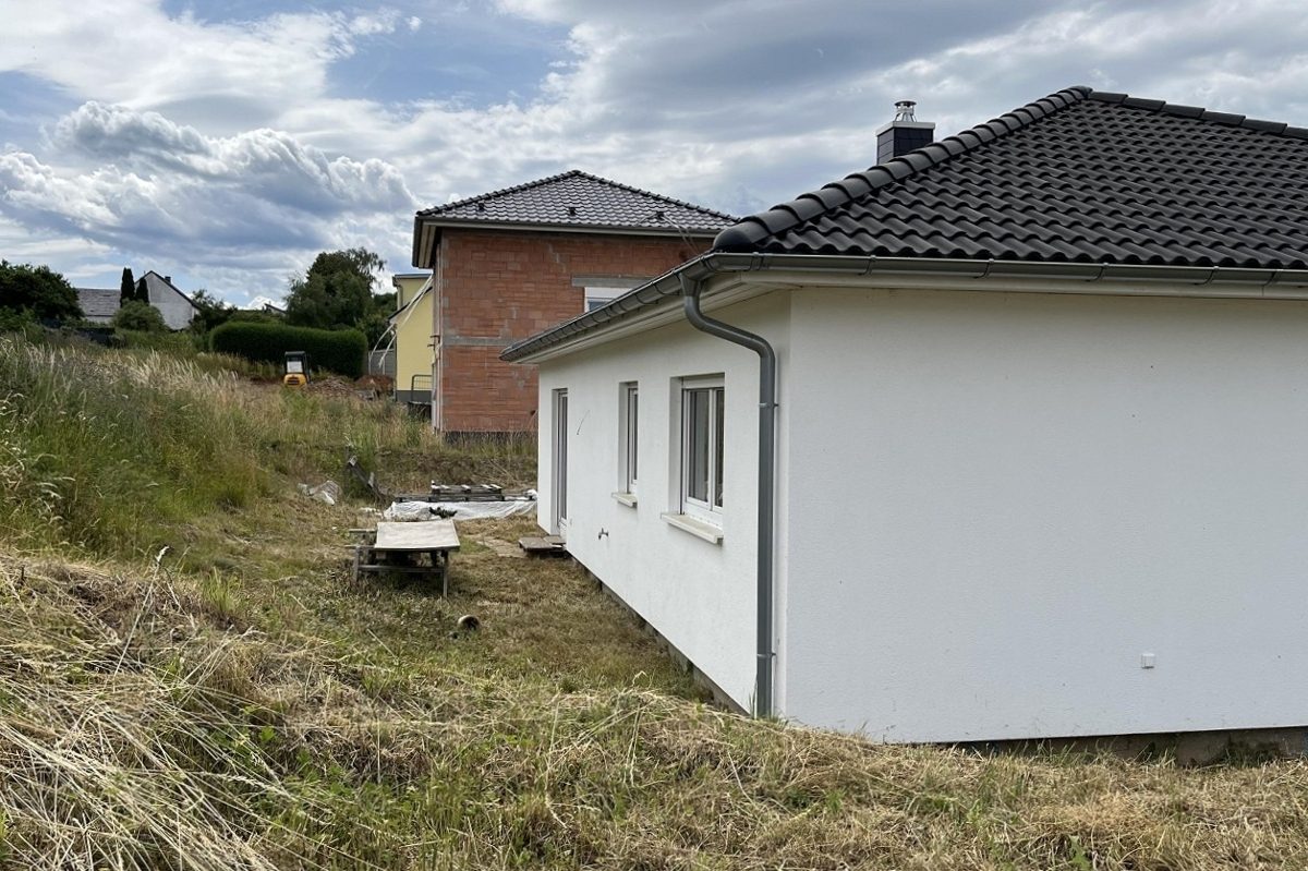 Volksbank Trier Eifel Immobilien GmbH - Immobilienangebot - Kirchweiler - Alle - Neubau-Erstbezug in Kirchweiler: Moderner Bungalow mit Wohlfühlcharakter