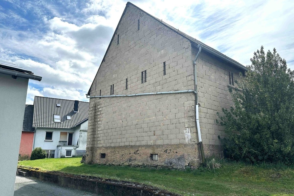 Volksbank Trier Eifel Immobilien GmbH - Immobilienangebot - Reinsfeld - Alle - Einfamilienhaus mit Scheune und großem Grundstück in Reinsfeld