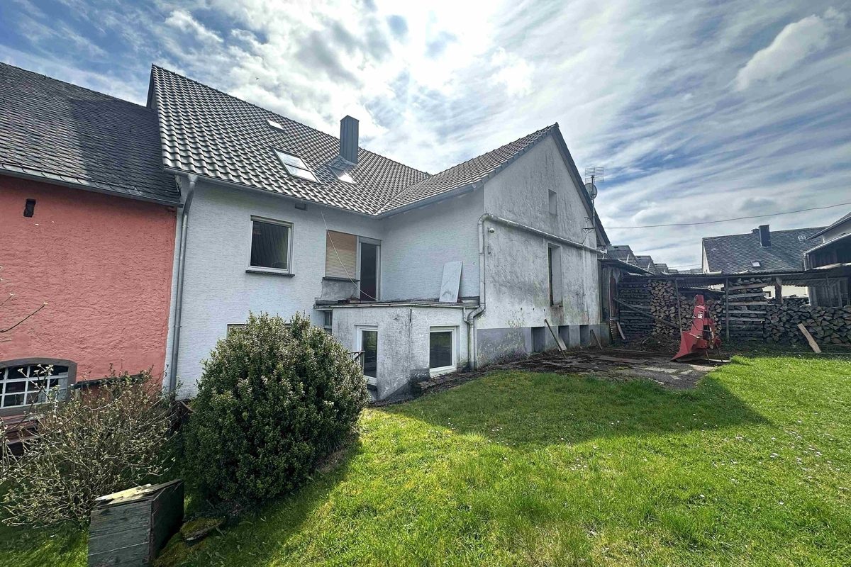 Volksbank Trier Eifel Immobilien GmbH - Immobilienangebot - Reinsfeld - Alle - Einfamilienhaus mit Scheune und großem Grundstück in Reinsfeld