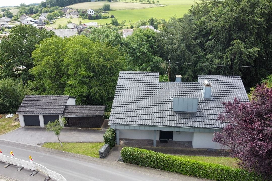 Volksbank Trier Eifel Immobilien GmbH - Immobilienangebot - Baustert - Alle - Gepflegtes Einfamilienhaus mit Apartment in idyllischer Lage in Baustert