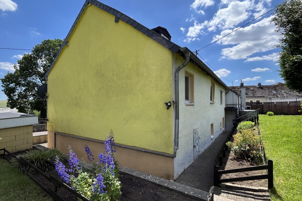 Volksbank Trier Eifel Immobilien GmbH - Immobilienangebot - Bleialf - Alle - Raum für Visionen: Großzügiges Einfamilienhaus mit Einliegerwohnung in Bleialf