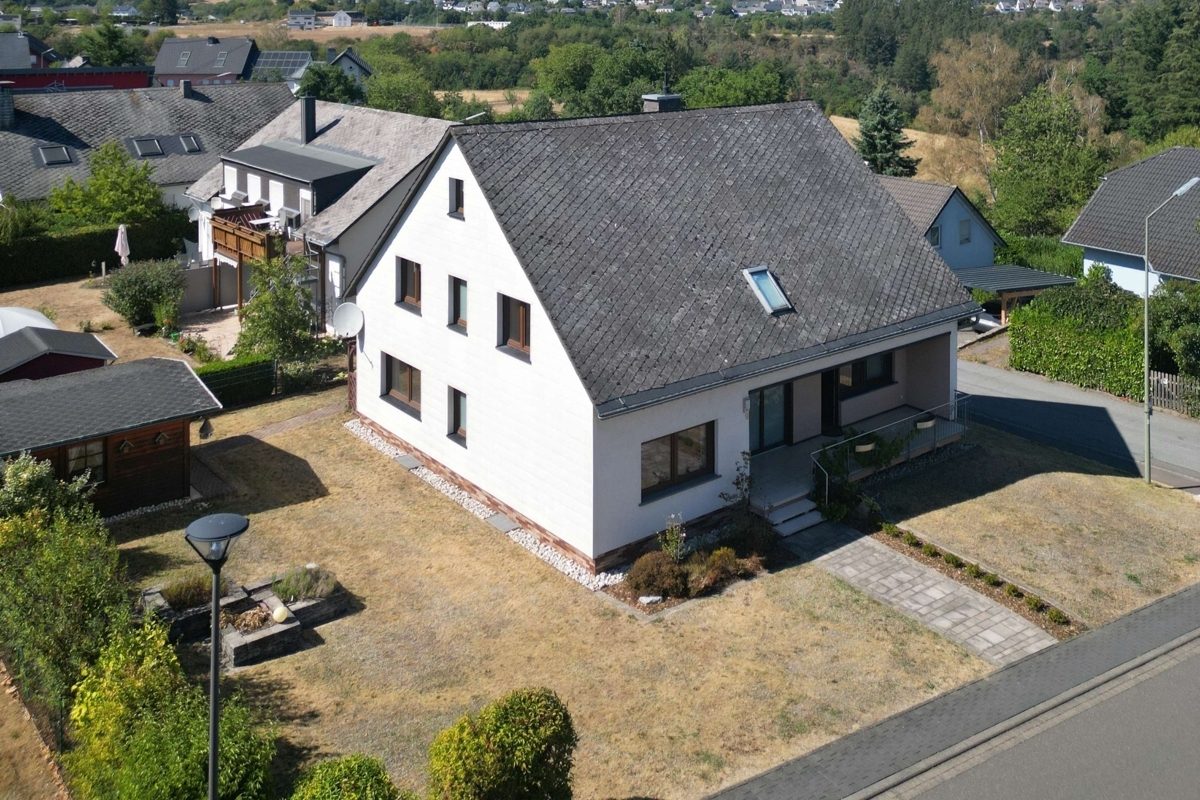 Volksbank Trier Eifel Immobilien GmbH - Immobilienangebot - Pluwig - Alle - Gepflegtes Zweifamilienhaus mit vielseitigen Nutzungsmöglichkeiten in Pluwig