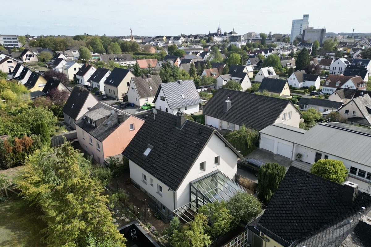 Volksbank Trier Eifel Immobilien GmbH - Immobilienangebot - Bitburg - Alle - Charmantes Einfamilienhaus mit Außenpool in Top-Lage von Bitburg