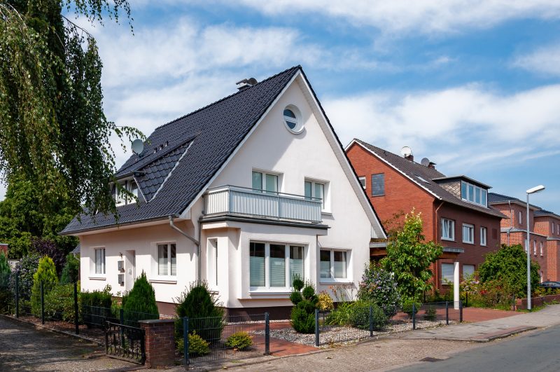 Haus mit weißer Fassade in einladender Nachbarschaft