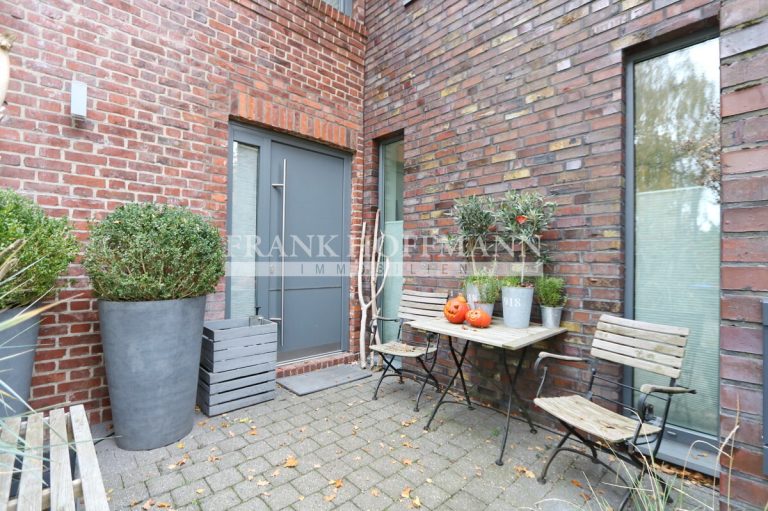 Immobilienangebot - Hamburg - Alle - Kapitalanlage - Klassische, vermietete  Doppelhaushälfte mit großem Anbau in Hamburg-Volksdorf