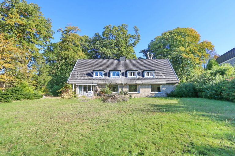 Immobilienangebot - Hamburg - Alle - Zweifamilienhaus auf großem Baugrundstück in Top-Lage von Hamburg-Wellingsbüttel