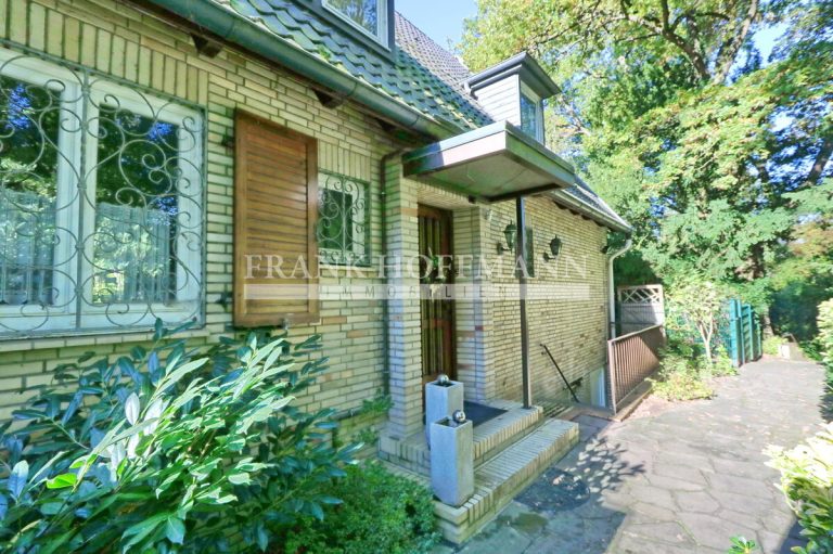 Immobilienangebot - Hamburg - Alle - Zweifamilienhaus auf großem Baugrundstück in Top-Lage von Hamburg-Wellingsbüttel