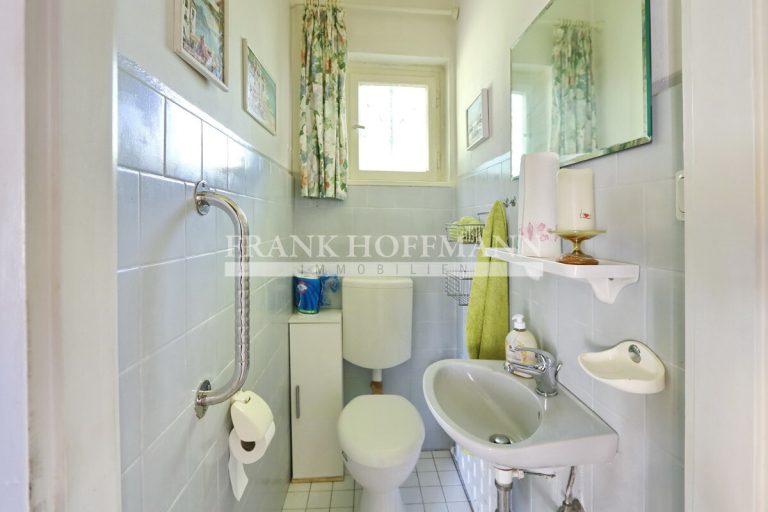 Immobilienangebot - Hamburg - Alle - Zweifamilienhaus auf großem Baugrundstück in Top-Lage von Hamburg-Wellingsbüttel