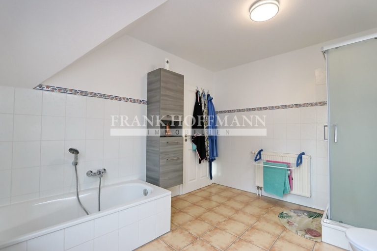Immobilienangebot - Kaltenkirchen - Alle - Lichtdurchflutete Doppelhaushälfte mit Carport in Kaltenkirchen – ideal für Familien oder Paare!