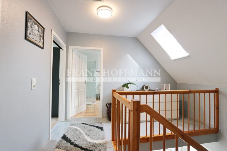 Immobilienangebot - Kaltenkirchen - Alle - Lichtdurchflutete Doppelhaushälfte mit Carport in Kaltenkirchen – ideal für Familien oder Paare!