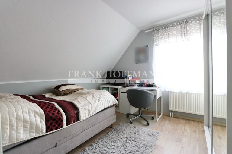 Immobilienangebot - Kaltenkirchen - Alle - Lichtdurchflutete Doppelhaushälfte mit Carport in Kaltenkirchen – ideal für Familien oder Paare!