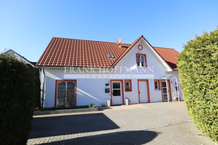 Immobilienangebot - Kaltenkirchen - Alle - Lichtdurchflutete Doppelhaushälfte mit Carport in Kaltenkirchen – ideal für Familien oder Paare!