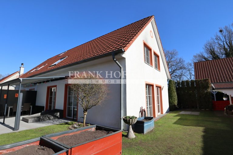 Immobilienangebot - Kaltenkirchen - Alle - Lichtdurchflutete Doppelhaushälfte mit Carport in Kaltenkirchen – ideal für Familien oder Paare!