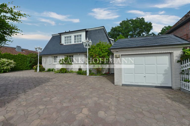 Immobilienangebot - Hamburg - Alle - Stilvolle Villa mit großem Garten und Garage in Hamburg-Volksdorf