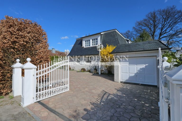 Immobilienangebot - Hamburg - Alle - Stilvolle Villa mit großem Garten und Garage in Hamburg-Volksdorf
