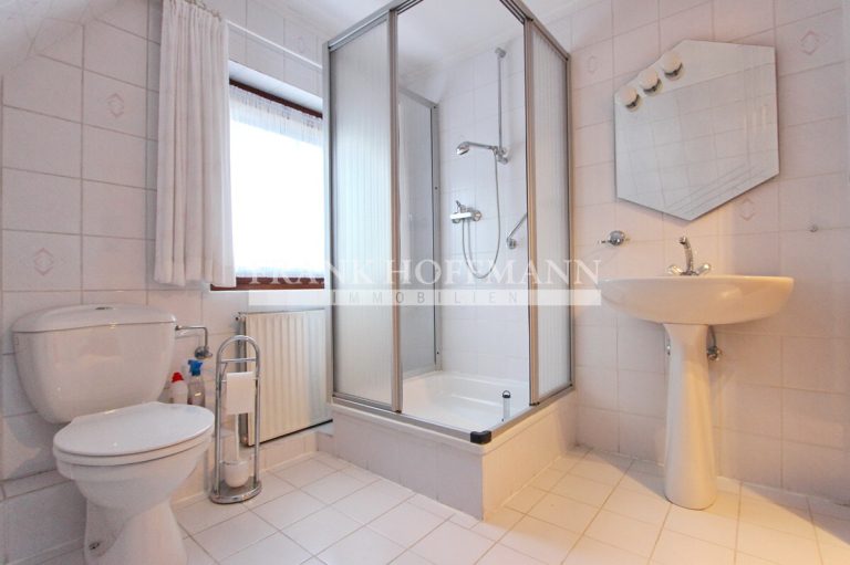 Immobilienangebot - Pinneberg - Alle - Kleines Einfamilienhaus auf großem Grundstück mit Erweiterungsmöglichkeit in Pinneberg