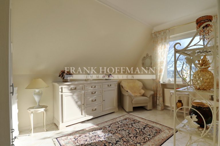 Immobilienangebot - Bönningstedt - Alle - Platz für die ganze Familie: Einfamilienhaus mit großem Grundstück und Doppelgarage in Bönningstedt