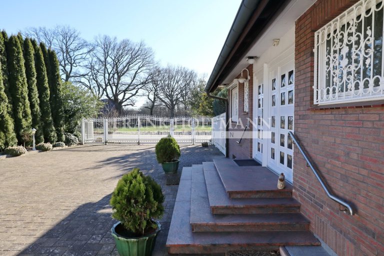 Immobilienangebot - Bönningstedt - Alle - Platz für die ganze Familie: Einfamilienhaus mit großem Grundstück und Doppelgarage in Bönningstedt