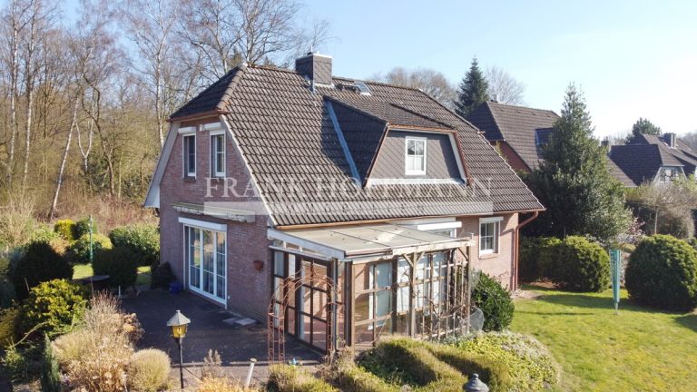 Immobilienangebot - Hamburg - Alle - SCHÖNE LAGE - Junges Einfamilienhaus mit Carport und Teich in Sasel