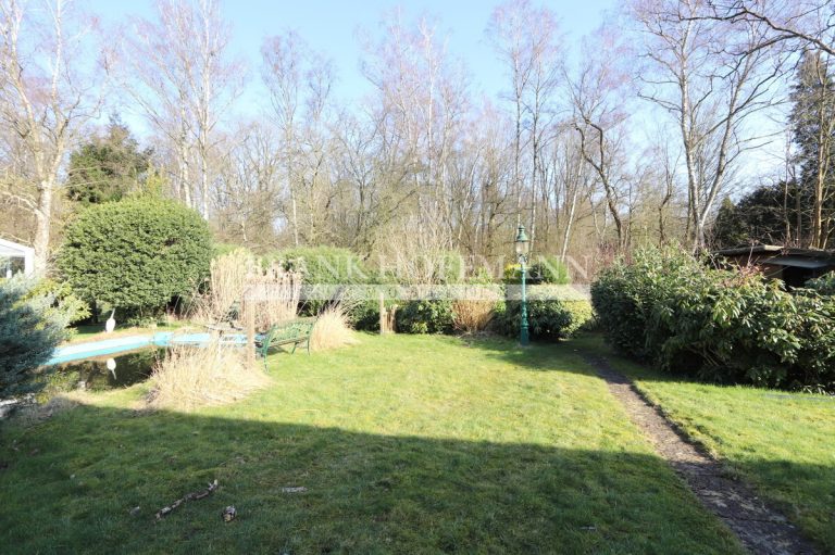 Immobilienangebot - Hamburg - Alle - Junges Einfamilienhaus mit Carport und Teich in Hamburg-Sasel
