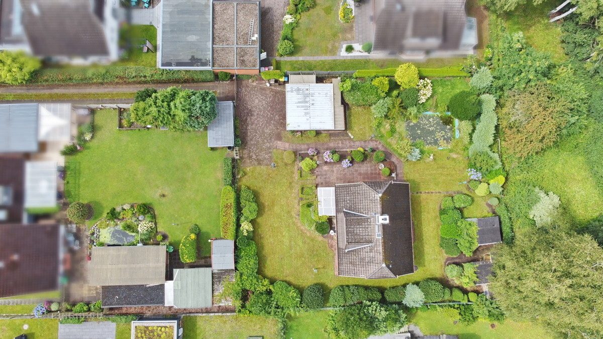 Immobilienangebot - Hamburg - Haus_Wohnung - Einfamilienhaus nahe Erlebengraben am Gehölz und Teich in Hamburg-Sasel