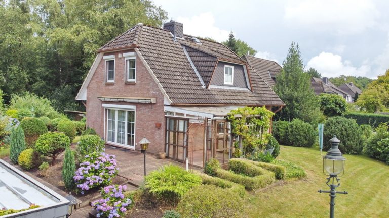 Immobilienangebot - Hamburg - Haus_Wohnung - Einfamilienhaus nahe Erlebengraben am Gehölz und Teich in Hamburg-Sasel