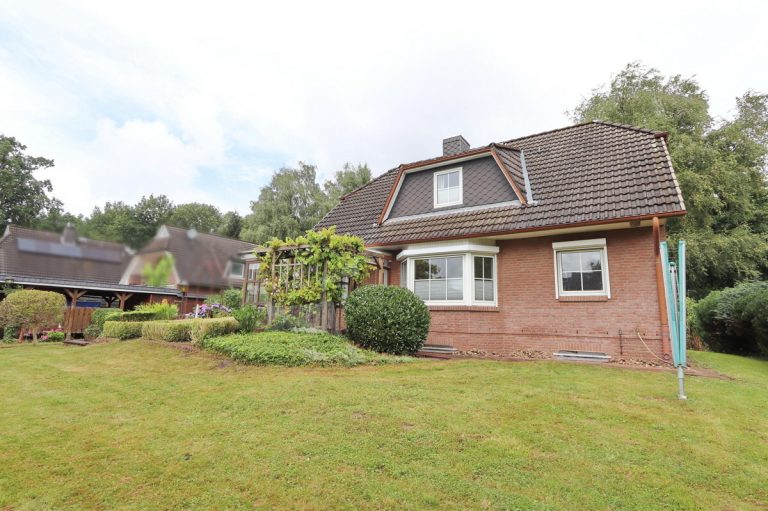 Immobilienangebot - Hamburg - Haus_Wohnung - Einfamilienhaus nahe Erlebengraben am Gehölz und Teich in Hamburg-Sasel