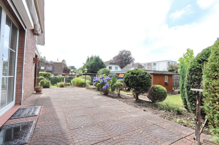 Immobilienangebot - Hamburg - Haus_Wohnung - Einfamilienhaus nahe Erlebengraben am Gehölz und Teich in Hamburg-Sasel