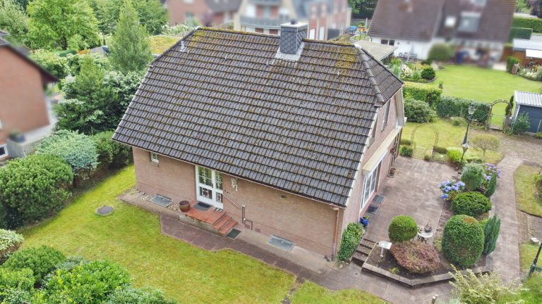 Immobilienangebot - Hamburg - Haus_Wohnung - Einfamilienhaus nahe Erlebengraben am Gehölz und Teich in Hamburg-Sasel