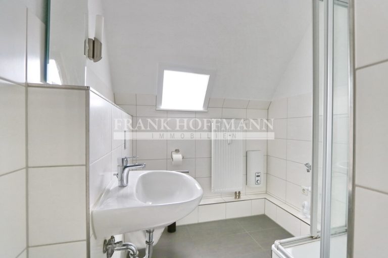 Immobilienangebot - Hamburg - Alle - Gemütliche Dachgeschoss-Wohnung mit Garage in Hamburg-Bramfeld