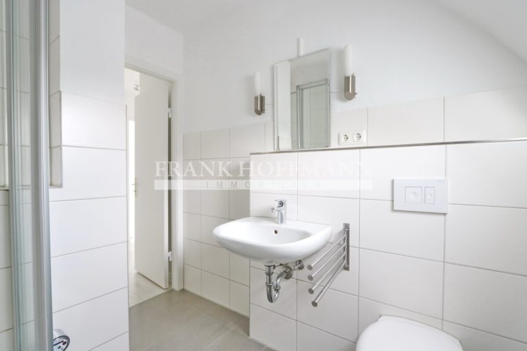Immobilienangebot - Hamburg - Alle - Gemütliche Dachgeschoss-Wohnung mit Garage in Hamburg-Bramfeld