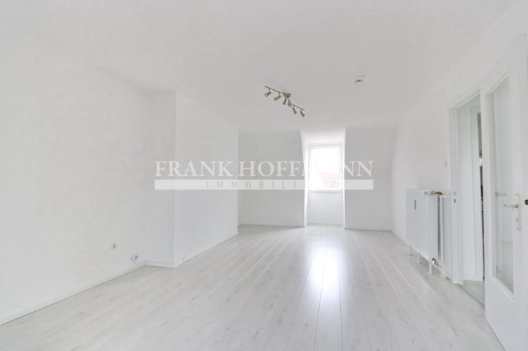 Immobilienangebot - Hamburg - Alle - Gemütliche Dachgeschoss-Wohnung mit Garage in Hamburg-Bramfeld