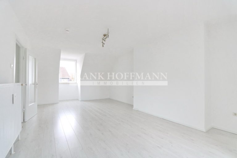 Immobilienangebot - Hamburg - Alle - Gemütliche Dachgeschoss-Wohnung mit Garage in Hamburg-Bramfeld