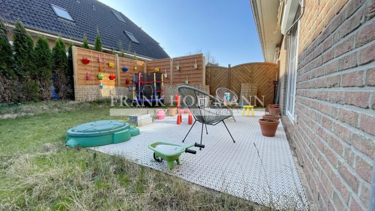 Immobilienangebot - Kaltenkirchen - Alle - Attraktive Doppelhaushälfte mit Carport, Garten und großzügiger Ausbaureserve im Dachgeschoss