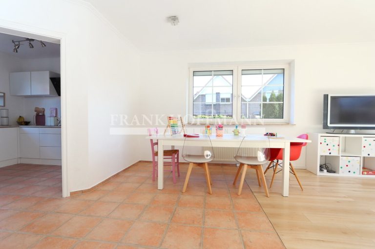 Immobilienangebot - Kaltenkirchen - Alle - Attraktive Doppelhaushälfte mit Carport, Garten und großzügiger Ausbaureserve im Dachgeschoss