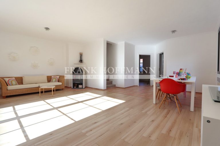 Immobilienangebot - Kaltenkirchen - Alle - Attraktive Doppelhaushälfte mit Carport, Garten und großzügiger Ausbaureserve im Dachgeschoss