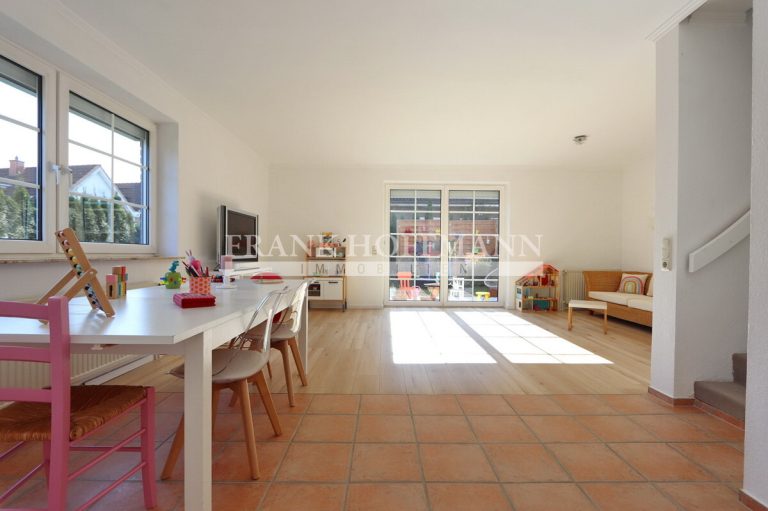 Immobilienangebot - Kaltenkirchen - Alle - Attraktive Doppelhaushälfte mit Carport, Garten und großzügiger Ausbaureserve im Dachgeschoss