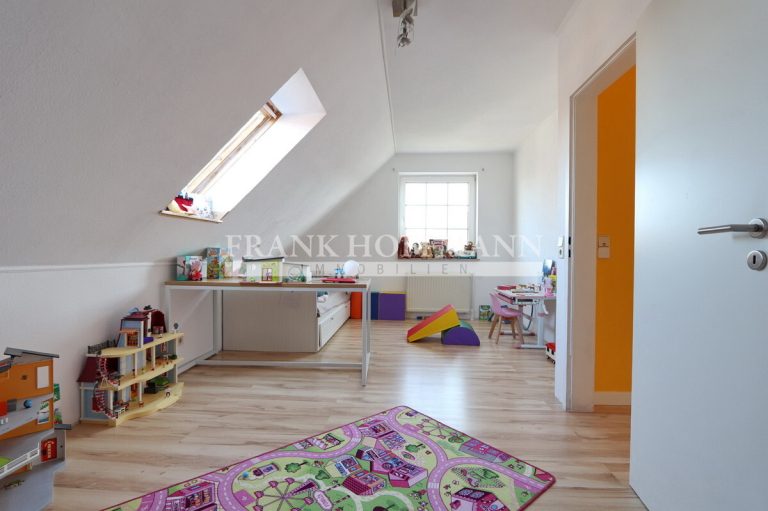 Immobilienangebot - Kaltenkirchen - Alle - Attraktive Doppelhaushälfte mit Carport, Garten und großzügiger Ausbaureserve im Dachgeschoss