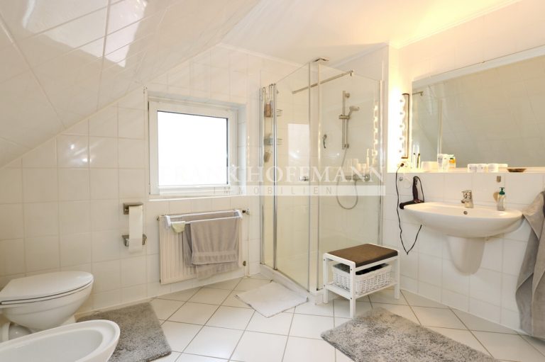 Immobilienangebot - Kaltenkirchen - Alle - Umfassend modernisiertes Einfamilienhaus auf schönem Grundstück in Kaltenkirchen !