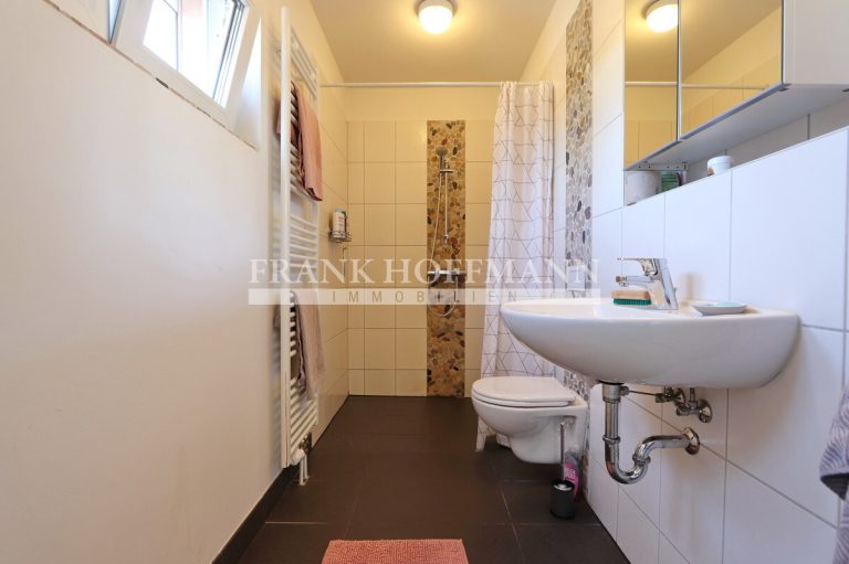 Immobilienangebot - Quickborn - Alle - Einzigartiges, buntes Zuhause mit modernem Anbau und Gartenparadies