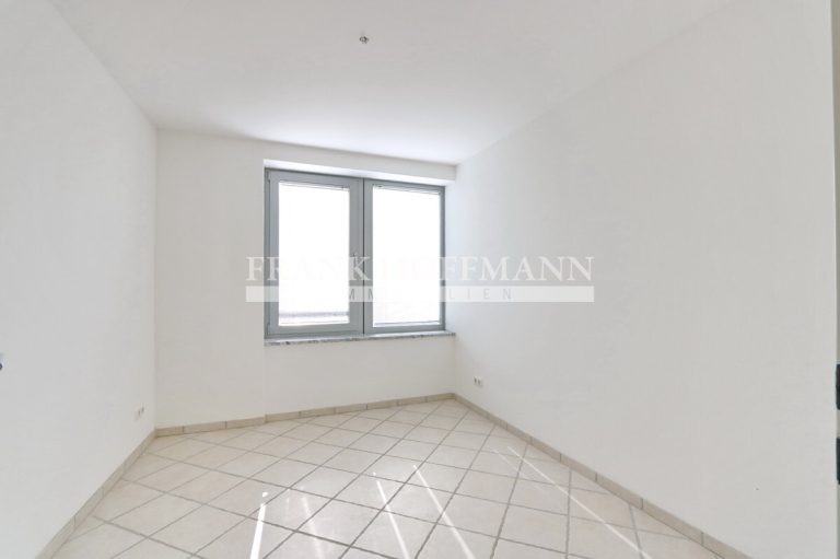 Immobilienangebot - Hamburg - Alle - Attraktive Eigentumswohnung mit großer Terrasse und Tiefgaragen-Stellplatz in Hamburg-Bramfeld
