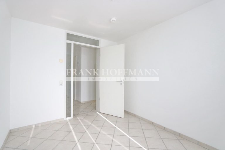 Immobilienangebot - Hamburg - Alle - Attraktive Eigentumswohnung mit großer Terrasse und Tiefgaragen-Stellplatz in Hamburg-Bramfeld