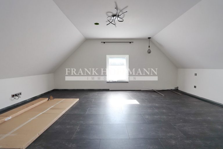 Immobilienangebot - Dägeling - Alle - Attraktives Einfamilienhaus mit Charme, großem Garten und Defiziten in Dägeling
