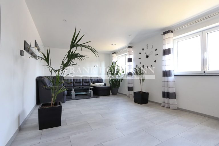Immobilienangebot - Dägeling - Alle - Attraktives Einfamilienhaus mit Charme, großem Garten und Defiziten in Dägeling