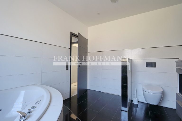 Immobilienangebot - Dägeling - Alle - Attraktives Einfamilienhaus mit Charme, großem Garten und Defiziten in Dägeling