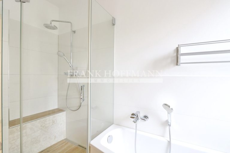 Immobilienangebot - Hamburg - Alle - Gepflegte Wohnung mit Balkon, Garten und Tiefgaragen-Stellplatz in Hamburg-Volksdorf