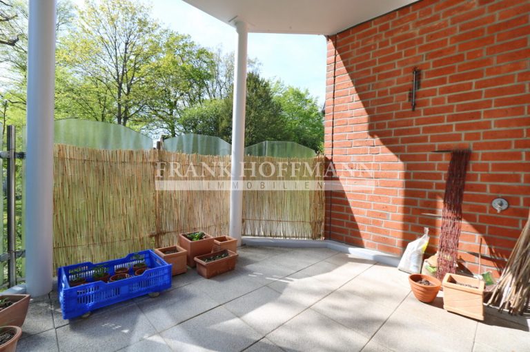 Immobilienangebot - Hamburg - Alle - Gepflegte Wohnung mit Balkon, Garten und Tiefgaragen-Stellplatz in Hamburg-Volksdorf