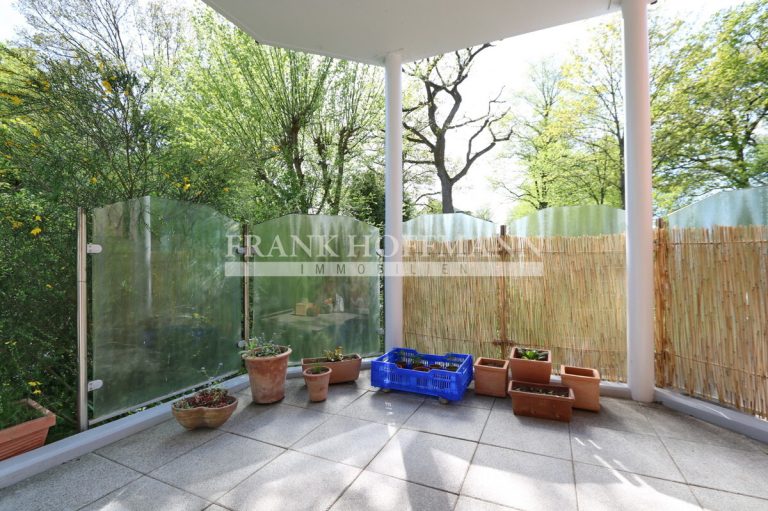 Immobilienangebot - Hamburg - Alle - Gepflegte Wohnung mit Balkon, Garten und Tiefgaragen-Stellplatz in Hamburg-Volksdorf